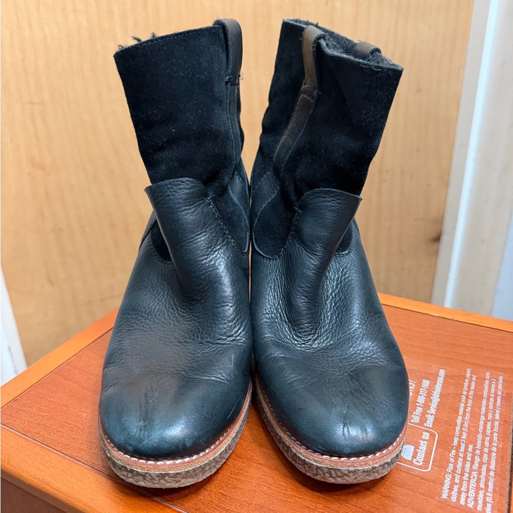 Dolce Vita Women’s Black Ankle Boots - Faux Leather and Suede-Fur Inside. Size:8